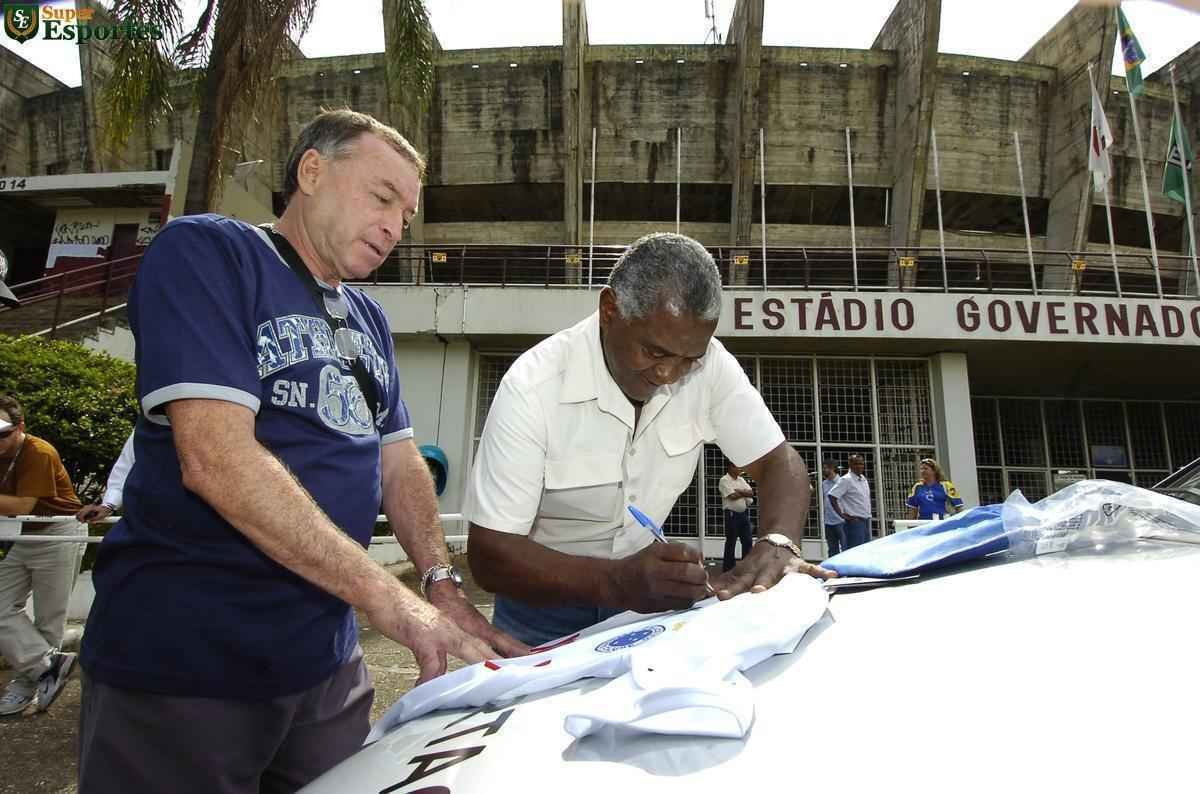 Em 2006, no aniversrio de 40 anos do ttulo da Taa Brasil de 1966, reportagem do Estado de Minas e do Superesportes reuniu no Mineiro alguns dos craques do Cruzeiro: Z Carlos (na foto, ao centro), William, Procpio, Neco, Natal (na foto,  esquerda), Dirceu Lopes, Evaldo e Tosto.
