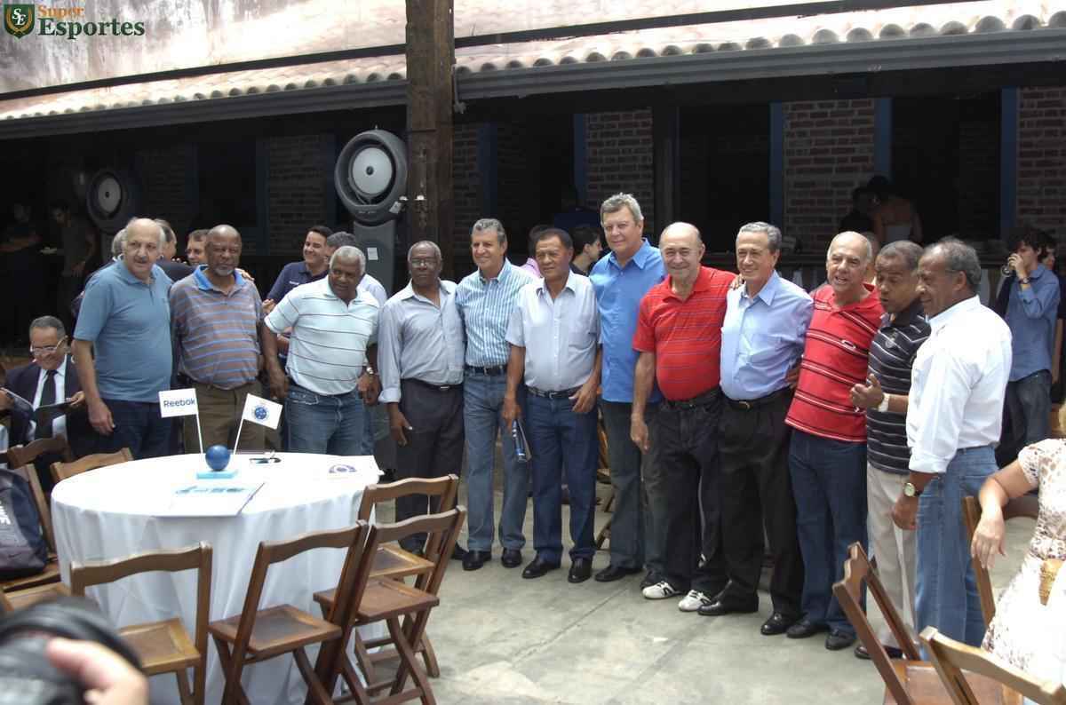 Em 2011, durante lanamento de nova linha de uniformes, Cruzeiro reuniu pela primeira vez todos os campees da Taa Brasil de 1966 sobre o Santos de Pel.