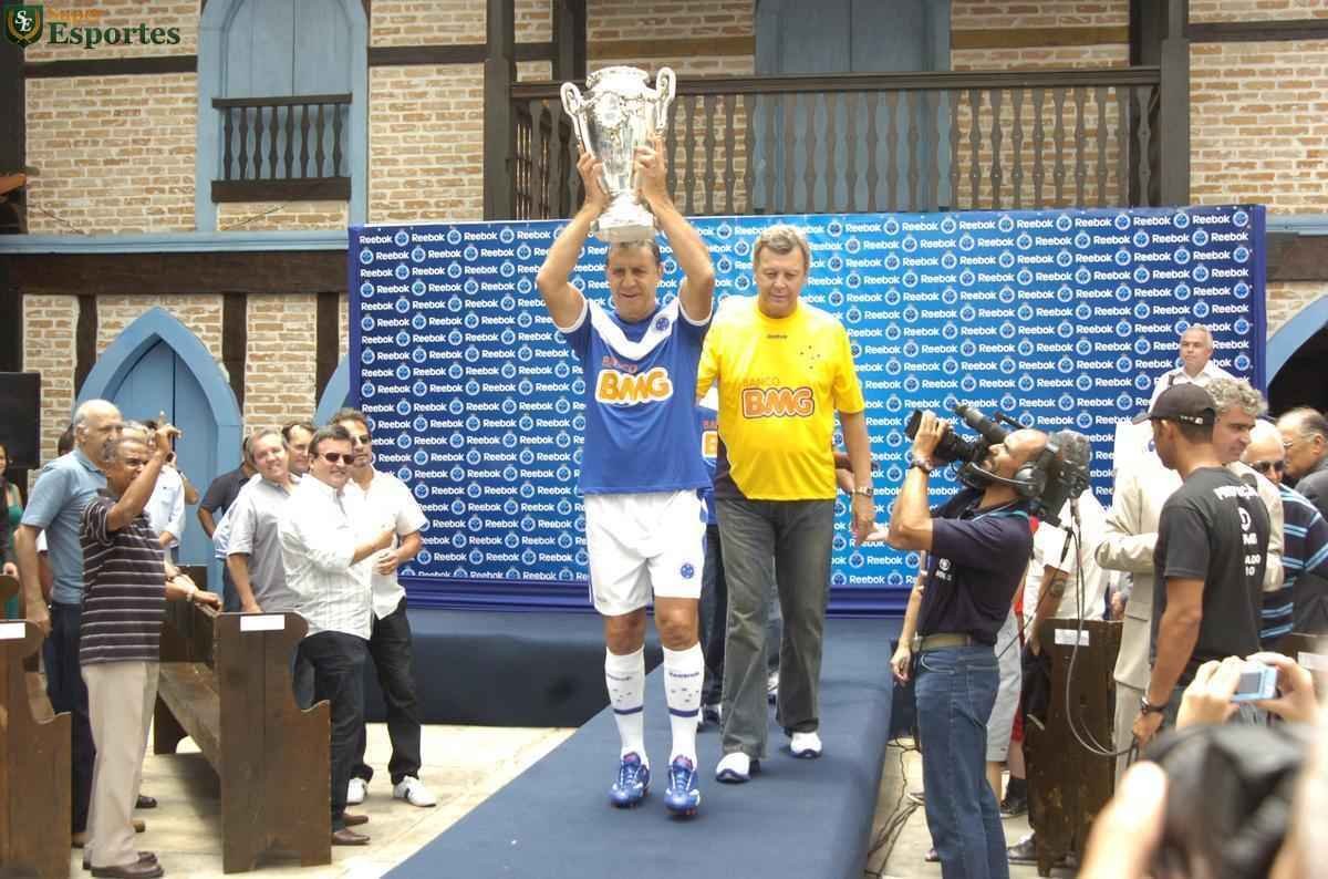 Em 2011, durante lanamento de nova linha de uniformes, Cruzeiro reuniu pela primeira vez todos os campees da Taa Brasil de 1966 sobre o Santos de Pel.