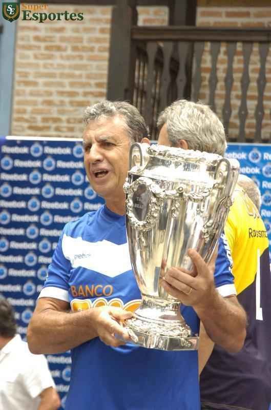 Em 2011, durante lanamento de nova linha de uniformes, Cruzeiro reuniu pela primeira vez todos os campees da Taa Brasil de 1966 sobre o Santos de Pel.