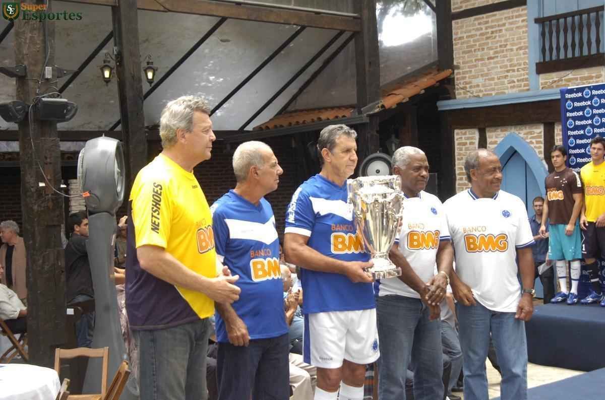 Em 2011, durante lanamento de nova linha de uniformes, Cruzeiro reuniu pela primeira vez todos os campees da Taa Brasil de 1966 sobre o Santos de Pel.