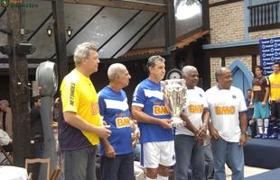 Em 2011, durante lanamento de nova linha de uniformes, Cruzeiro reuniu pela primeira vez todos os campees da Taa Brasil de 1966 sobre o Santos de Pel.
