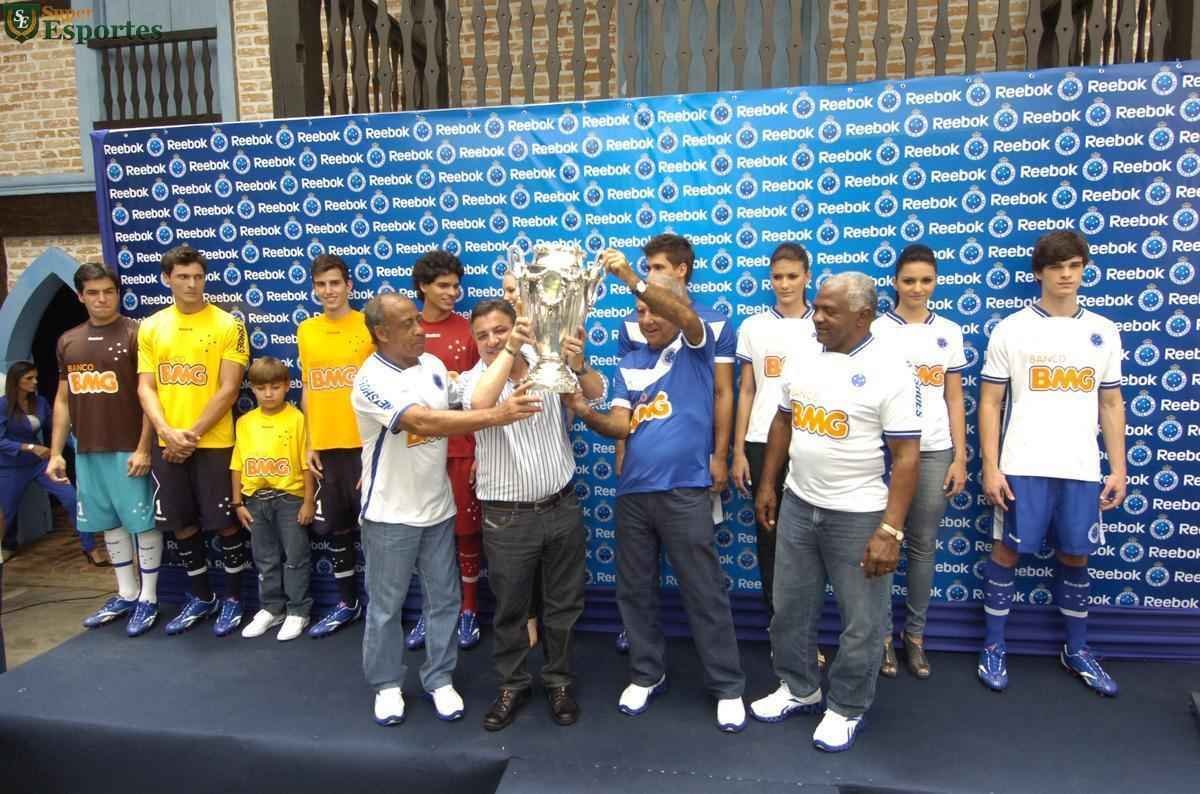 Em 2011, durante lanamento de nova linha de uniformes, Cruzeiro reuniu pela primeira vez todos os campees da Taa Brasil de 1966 sobre o Santos de Pel.