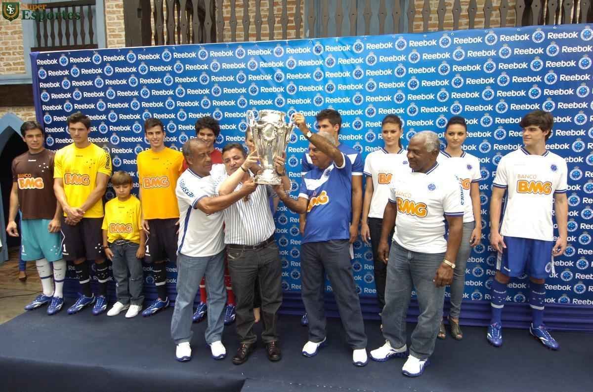 Em 2011, durante lanamento de nova linha de uniformes, Cruzeiro reuniu pela primeira vez todos os campees da Taa Brasil de 1966 sobre o Santos de Pel.