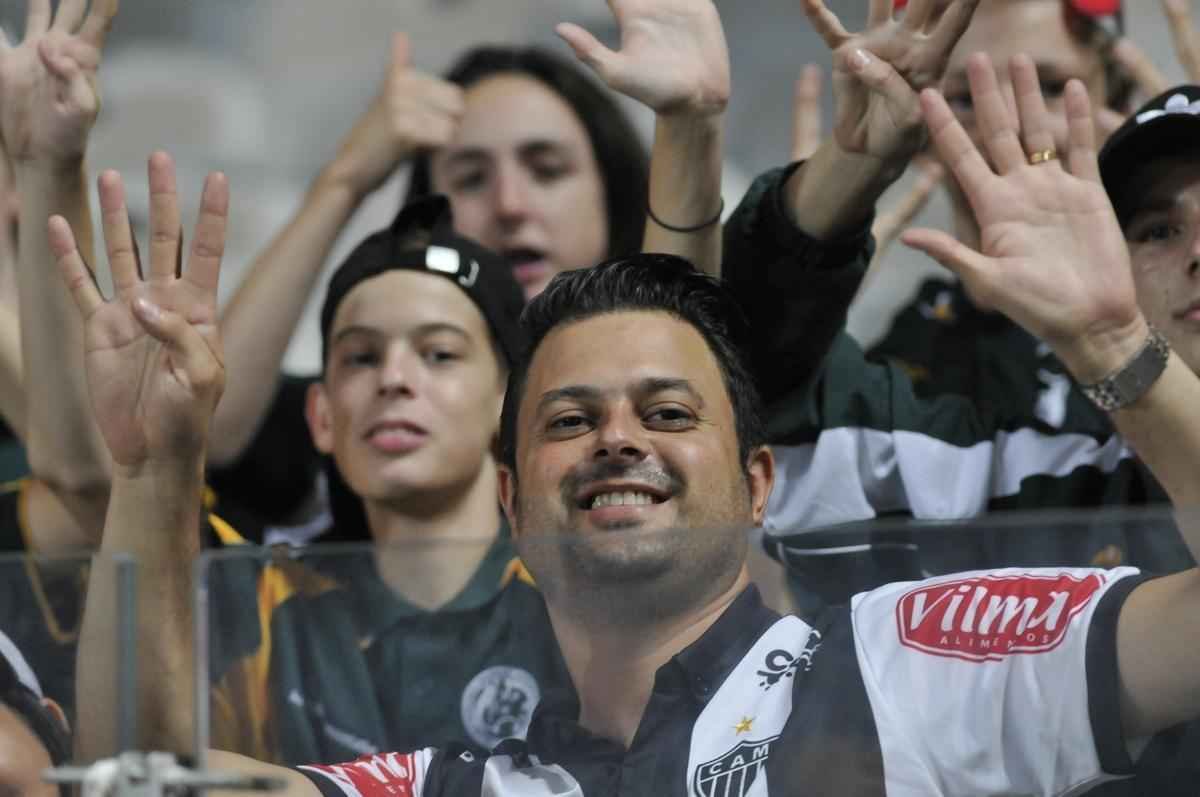 Imagens das torcidas de Atltico e Grmio, no Mineiro, pela deciso da Copa do Brasil