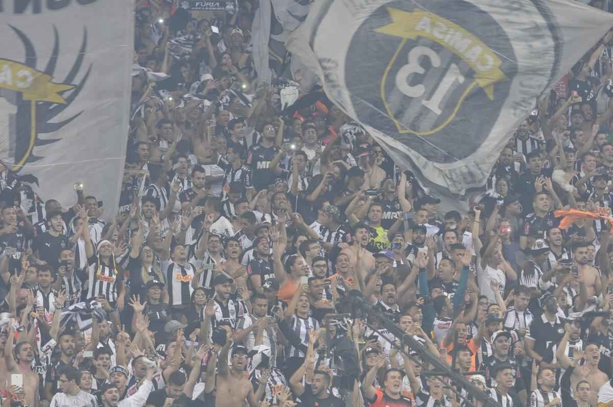 Imagens das torcidas de Atltico e Grmio, no Mineiro, pela deciso da Copa do Brasil