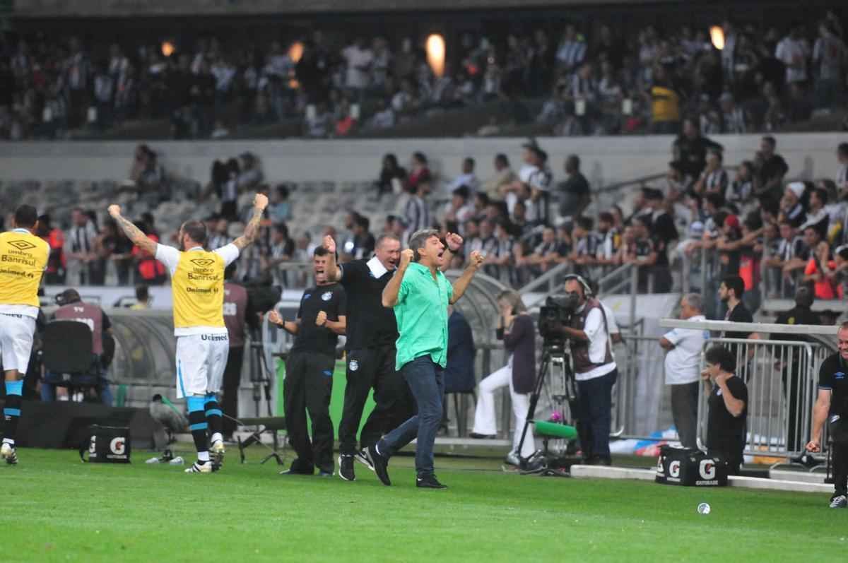 Renato Gacho comemora o primeiro gol do Grmio no Mineiro, marcado por Pedro Rocha
