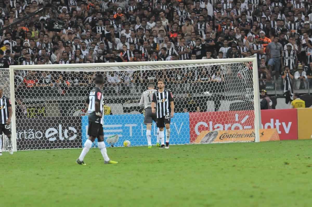 Pedro Rocha amplia vantagem do Grmio para 2 a 0 no Mineiro, no segundo tempo