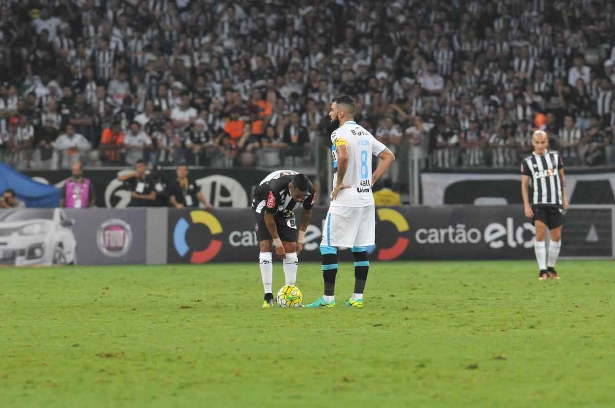 Pedro Rocha amplia vantagem do Grmio para 2 a 0 no Mineiro, no segundo tempo