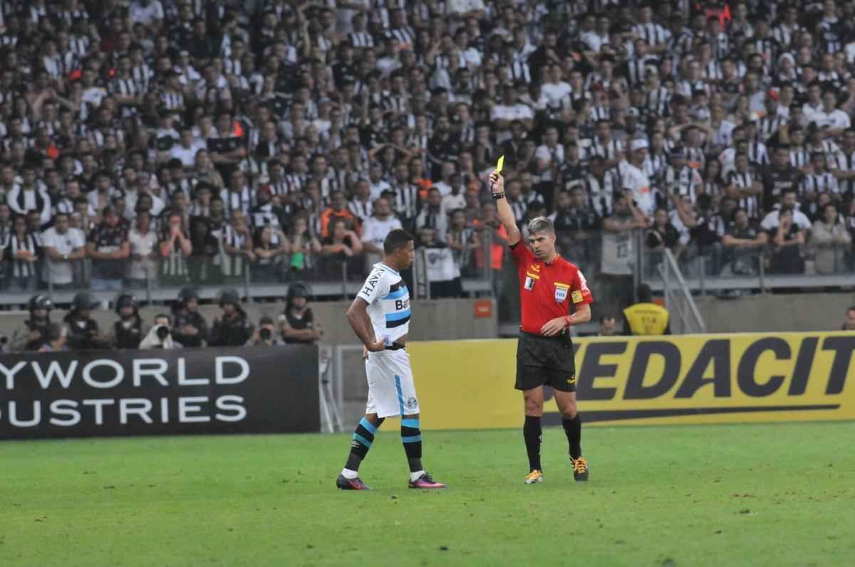 Pedro Rocha amplia vantagem do Grmio para 2 a 0 no Mineiro, no segundo tempo