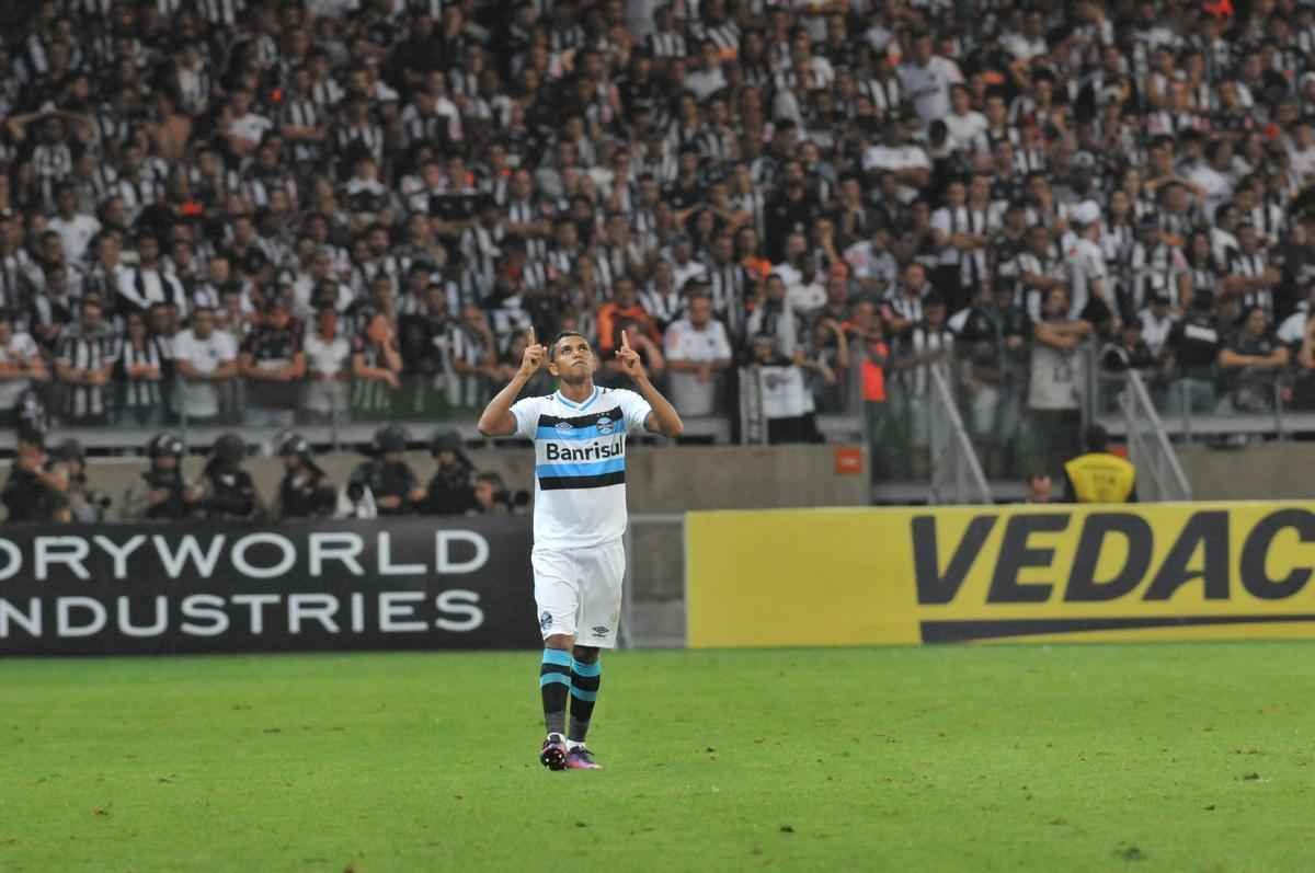 Pedro Rocha amplia vantagem do Grmio para 2 a 0 no Mineiro, no segundo tempo