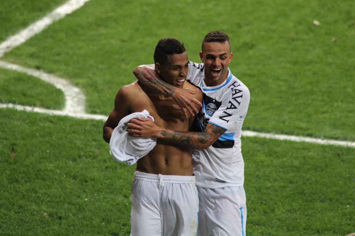 Pedro Rocha amplia vantagem do Grmio para 2 a 0 no Mineiro, no segundo tempo