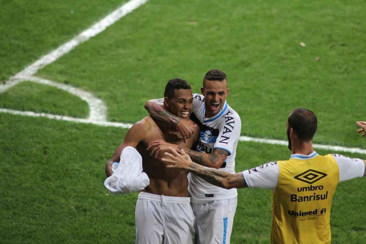 Pedro Rocha amplia vantagem do Grmio para 2 a 0 no Mineiro, no segundo tempo