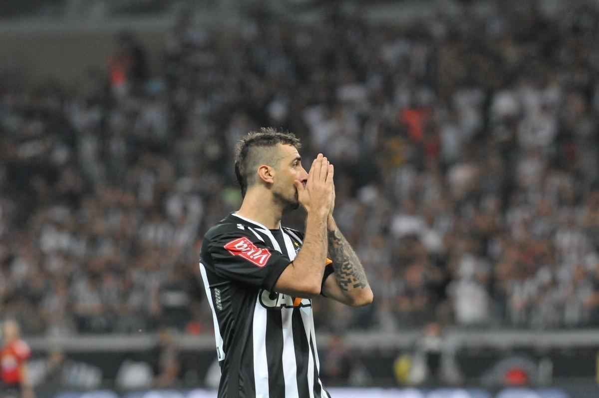 Lucas Pratto visivelmente abatido com vitria parcial do Grmio por 2 a 0