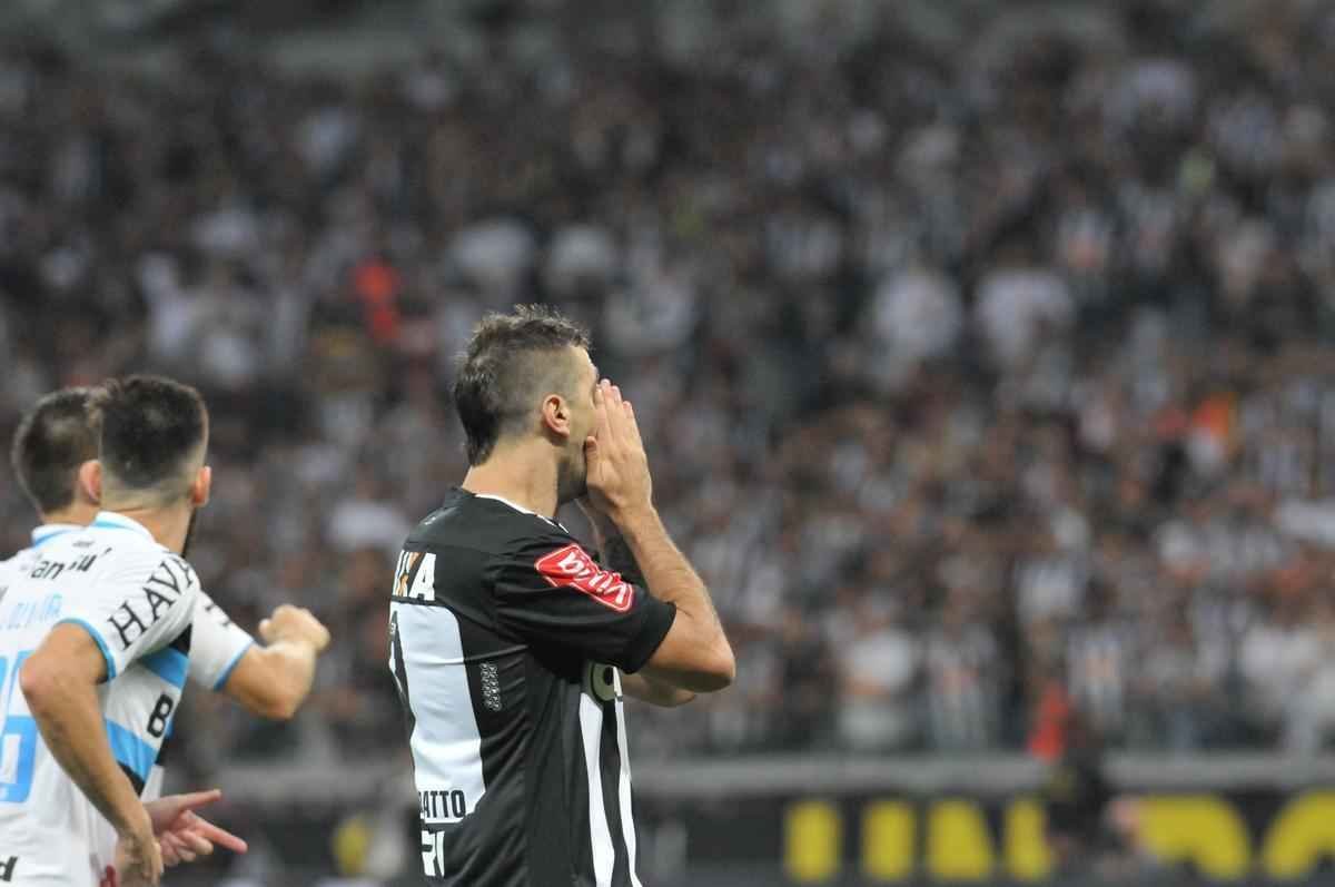 Lucas Pratto visivelmente abatido com vitria parcial do Grmio por 2 a 0