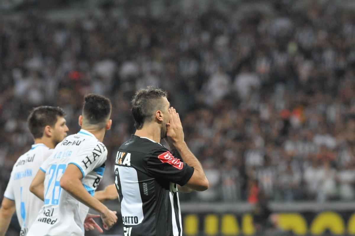 Lucas Pratto visivelmente abatido com vitria parcial do Grmio por 2 a 0