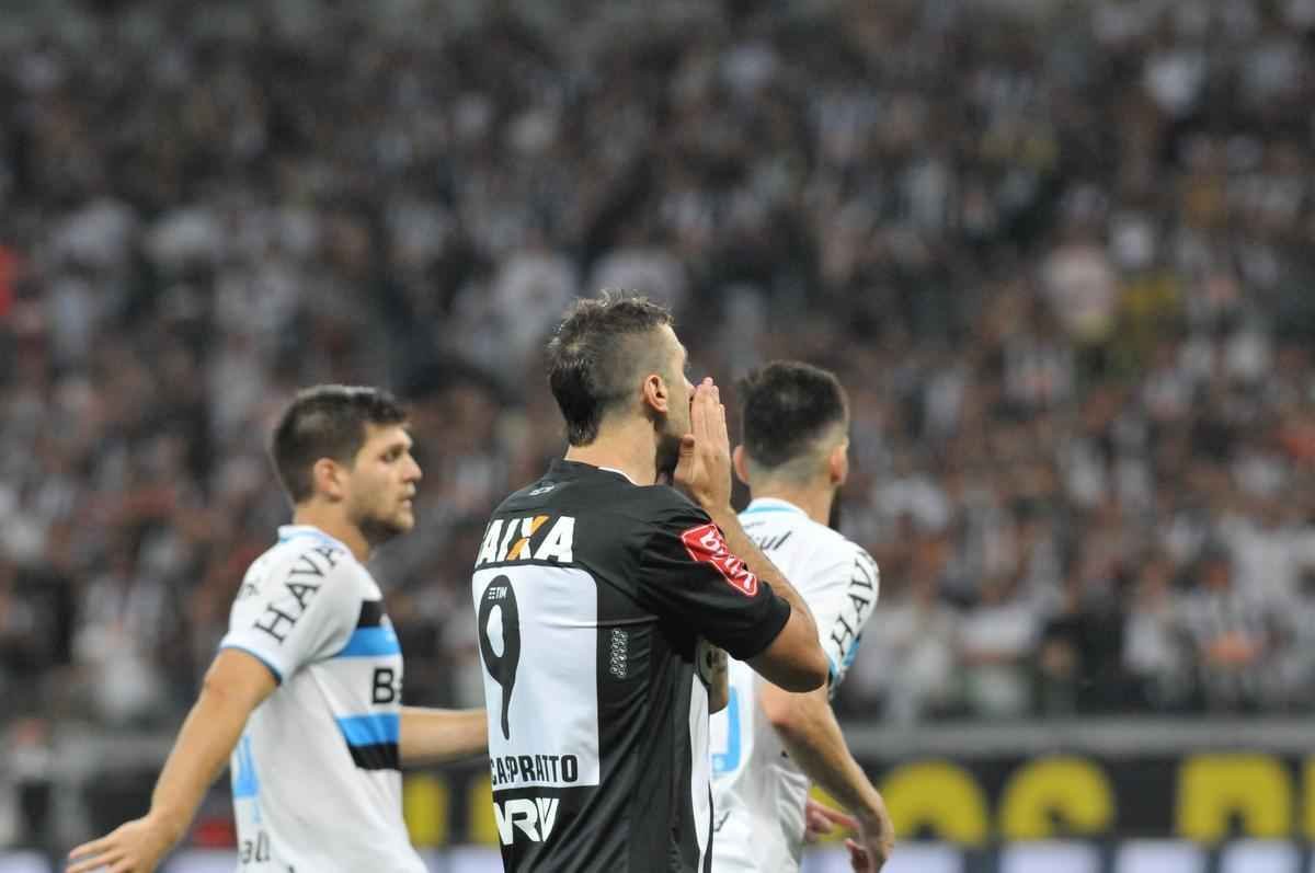 Lucas Pratto visivelmente abatido com vitria parcial do Grmio por 2 a 0
