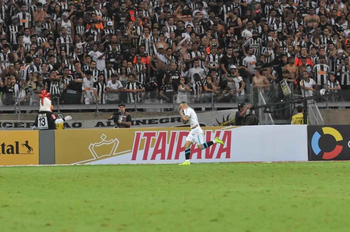 Everton marcou o terceiro gol do Grmio no Mineiro e fechou vitria por 3 a 1 na deciso da Copa do Brasil