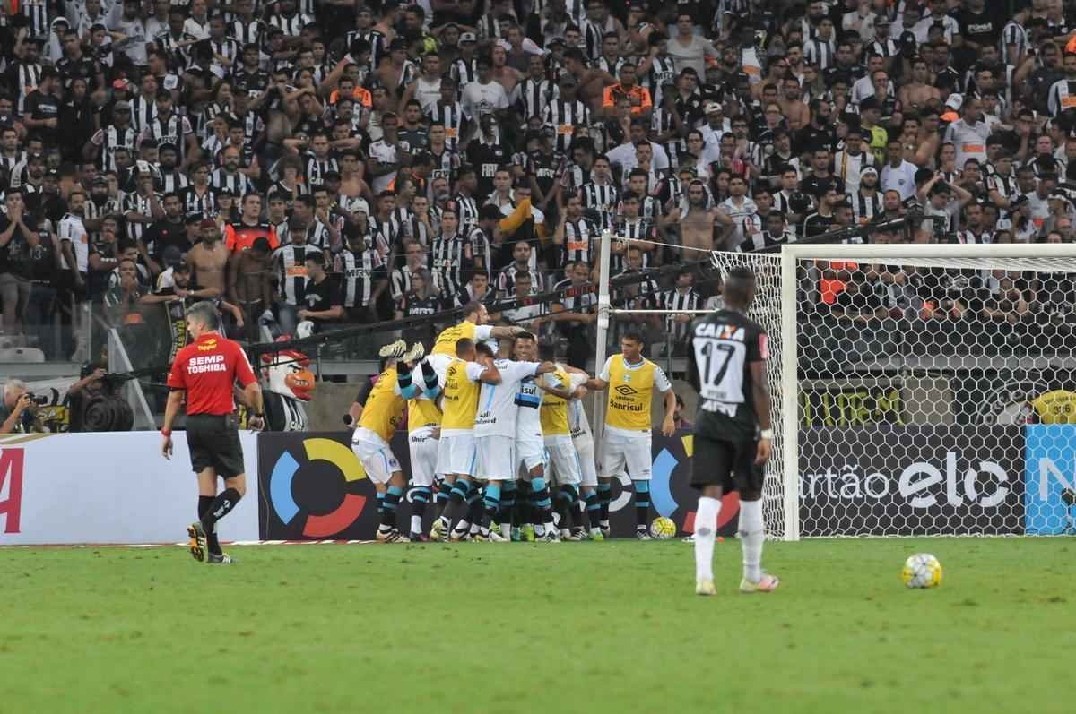 Everton marcou o terceiro gol do Grmio no Mineiro e fechou vitria por 3 a 1 na deciso da Copa do Brasil