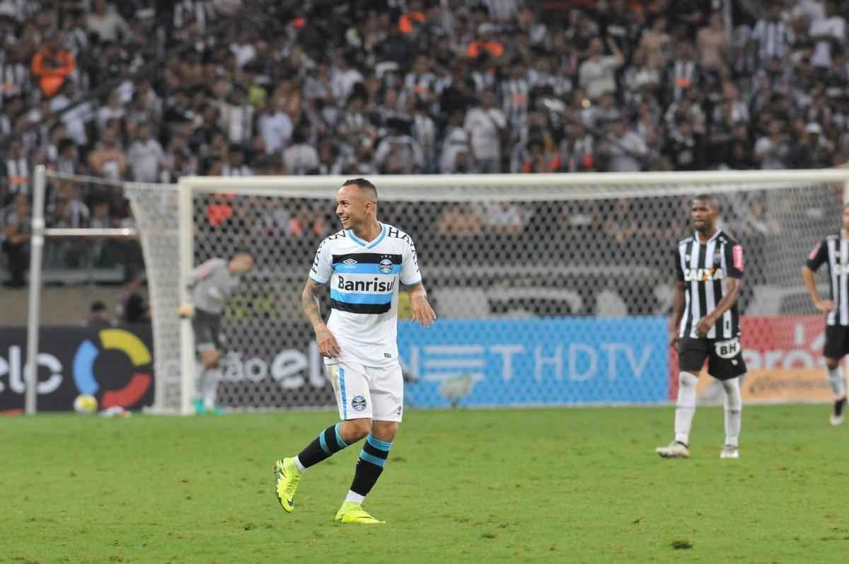 Everton marcou o terceiro gol do Grmio no Mineiro e fechou vitria por 3 a 1 na deciso da Copa do Brasil