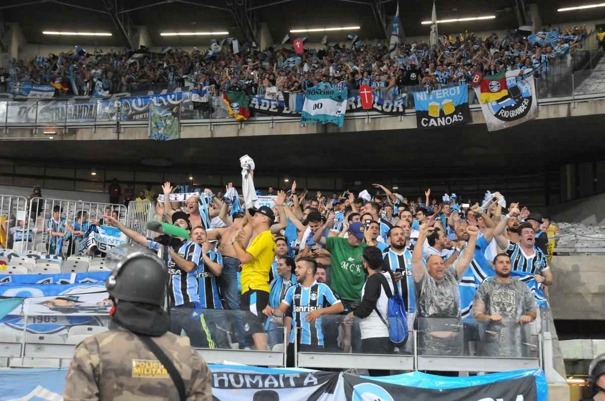 Torcedores do Atltico saram decepcionados do Mineiro com derrota por 3 a 1, e ouviram festa gremista