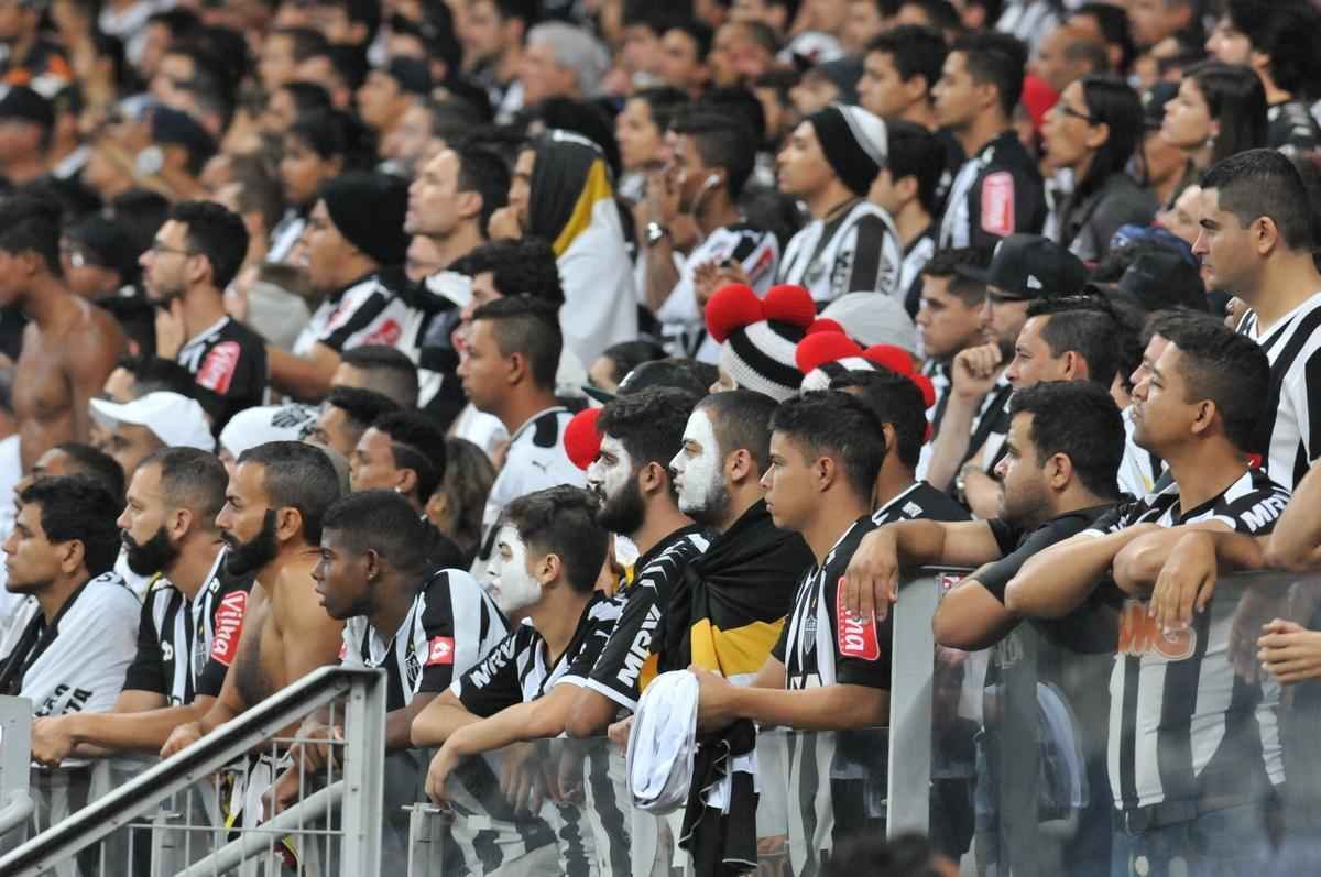 Torcedores do Atltico saram decepcionados do Mineiro com derrota por 3 a 1, e ouviram festa gremista