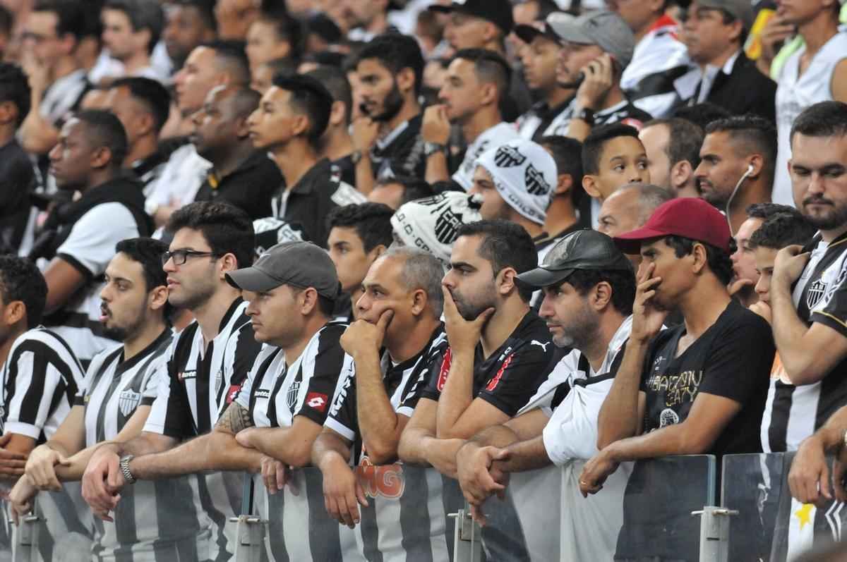 Torcedores do Atltico saram decepcionados do Mineiro com derrota por 3 a 1, e ouviram festa gremista