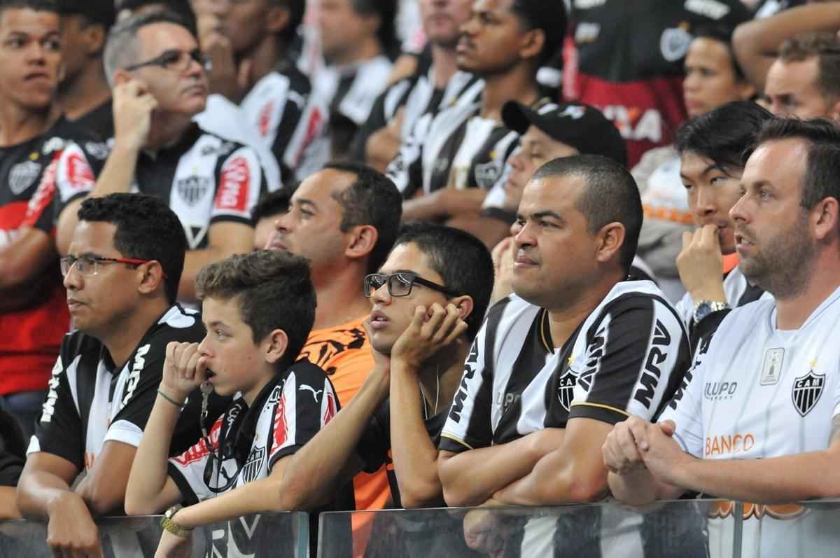 Torcedores do Atltico saram decepcionados do Mineiro com derrota por 3 a 1, e ouviram festa gremista