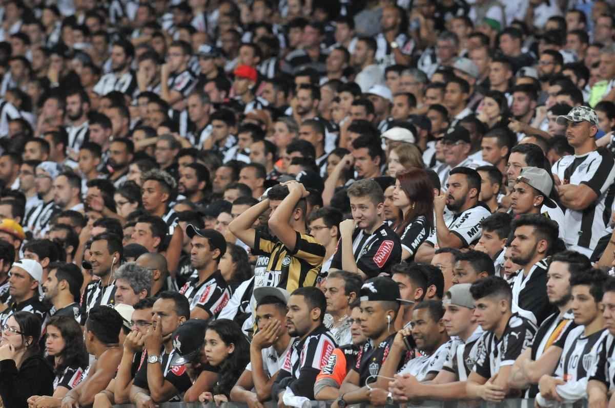 Torcedores do Atltico saram decepcionados do Mineiro com derrota por 3 a 1, e ouviram festa gremista