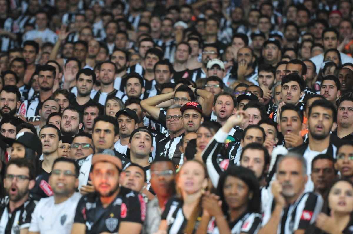 Torcedores do Atltico saram decepcionados do Mineiro com derrota por 3 a 1, e ouviram festa gremista