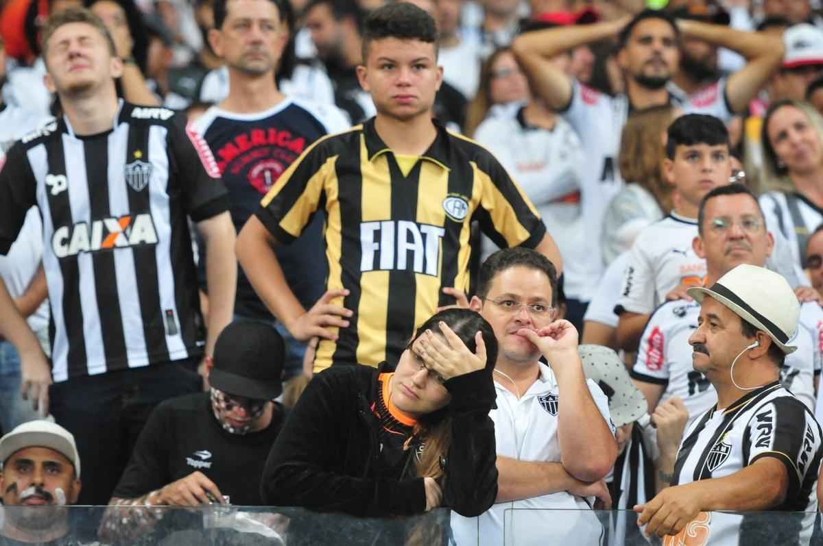 Torcedores do Atltico saram decepcionados do Mineiro com derrota por 3 a 1, e ouviram festa gremista