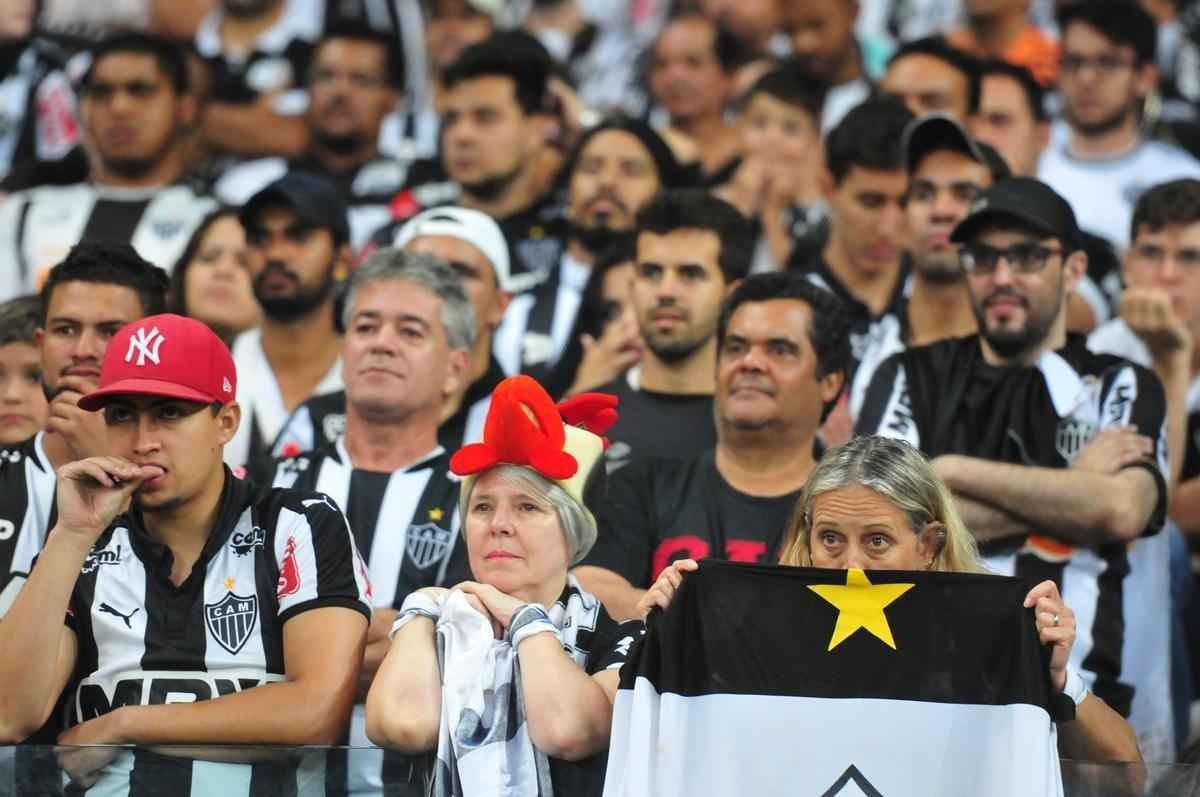 Torcedores do Atltico saram decepcionados do Mineiro com derrota por 3 a 1, e ouviram festa gremista