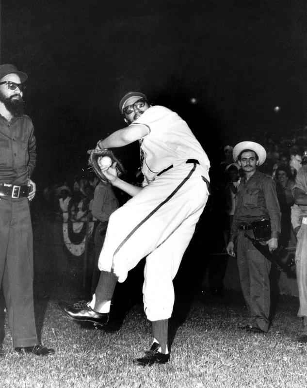 Imagem de 1959, em que Fidel Castro joga beisebol em seu retorno a Cuba aps o exlio no Mxico. 
