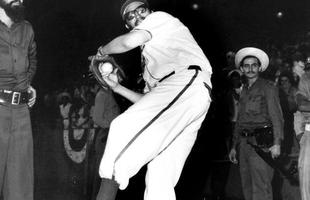 Imagem de 1959, em que Fidel Castro joga beisebol em seu retorno a Cuba aps o exlio no Mxico. 
