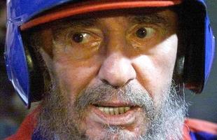 Fidel Castro em 29 de outubro de 2000 vestido com uniforme de beisebol durante evento na Venezuela. 