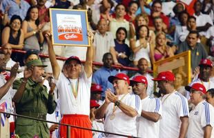 Fidel Castro cumprimenta o capito do time de beisebol de Cuba, seleo medalha de ouro nos Jogos Olmpicos de Atenas, em 2004.

