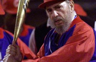 Fidel Castro com uniforme da Seleo Cubana de Beisebol em amistoso contra a Venezuela em outubro de 2000

