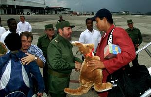 Fidel Castro conversa com o jogador de beisebol Osmary Romero aps a participao da Seleo Cubana nos Jogos de Sydney, em 2000 