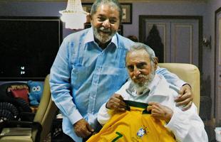 Fidel Castro e Lula, ento presidente do Brasil, durante encontro em Havana. Fidel ganhou uma camisa da Seleo Brasileira. 