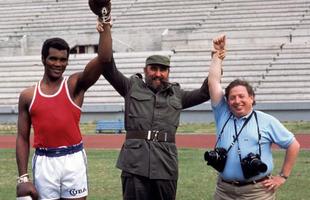Fidel Castro posa com o boxeador Teofilo Stevenson e o fotgrafo Neil Leifer