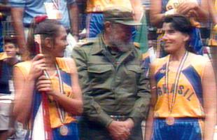Fidel Castro com as jogadoras de basquete da Seleo Brasileira, Hortncia e Paula, durante premiao dos Jogos Pan-Americanos de 1991, em Cuba. O Brasil venceu Cuba por 97 a 76, com um show das duas estrelas. Hortncia foi a cestinha da deciso, com 32 pontos. Paula marcou 24. No pdio, Fidel Castro brincou com as brasileiras