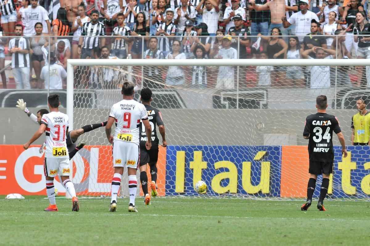 Galo saiu na frente, com Hyuri, mas levou virada do Tricolor. Maicon e Gilberto fizeram para o So Paulo