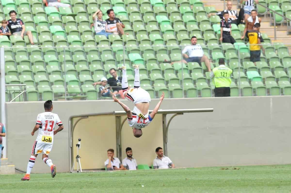Galo saiu na frente, com Hyuri, mas levou virada do Tricolor. Maicon e Gilberto fizeram para o So Paulo