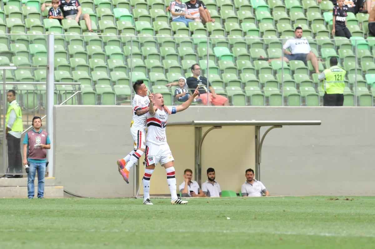 Galo saiu na frente, com Hyuri, mas levou virada do Tricolor. Maicon e Gilberto fizeram para o So Paulo