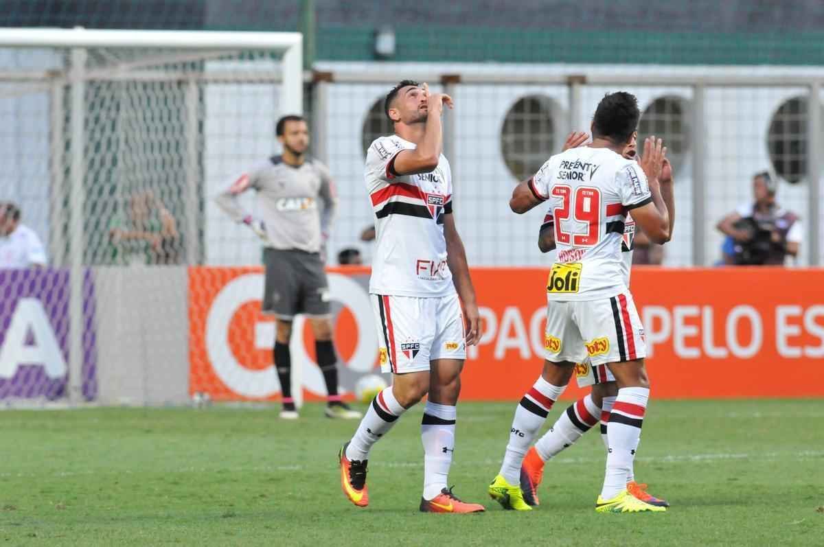 Gilberto marcou o gol da vitria de virada do So Paulo no Independncia