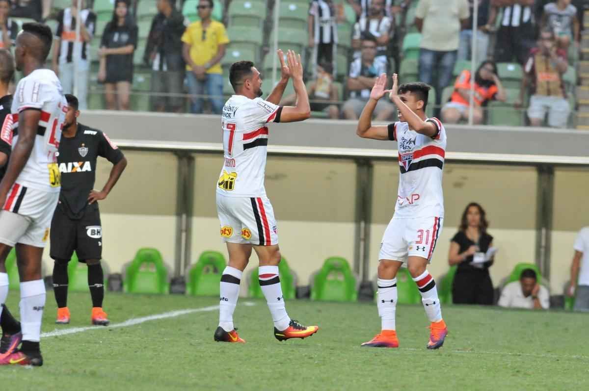 Gilberto marcou o gol da vitria de virada do So Paulo no Independncia