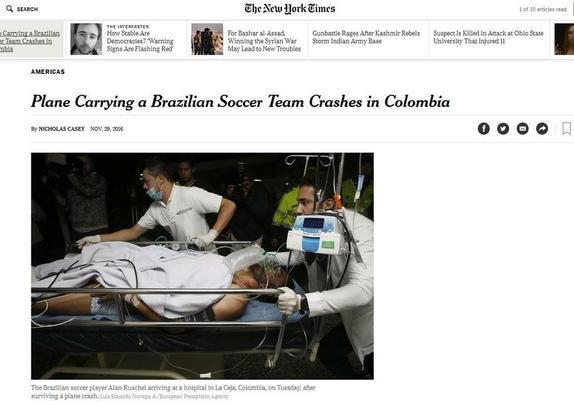 The New York Times (Estados Unidos) - Avião transportando time brasileiro de futebol cai na Colômbia. Na foto, o goleiro Alan Ruschel chegando ao hospital
