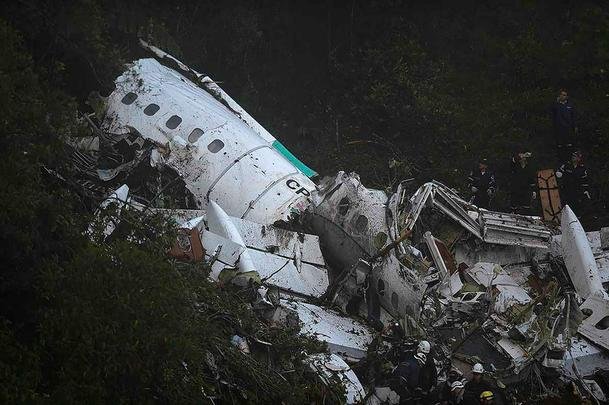 Imagens do local onde caiu o avião da Chapecoense, perto da La Unión, na Colômbia