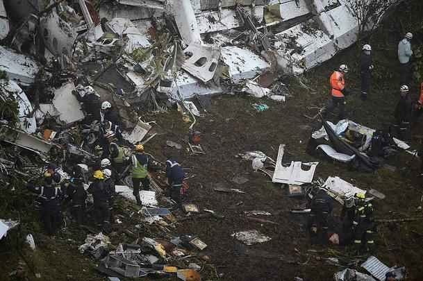 Imagens do local onde caiu o avião da Chapecoense, perto da La Unión, na Colômbia