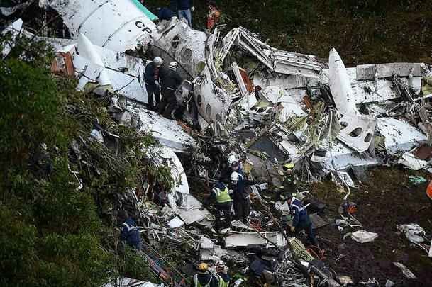 Imagens do local onde caiu o avião da Chapecoense, perto da La Unión, na Colômbia